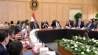 نائب رئيس مجلس الوزراء للتنمية الصناعية وزير الصناعة والنقل يترأس الاجتماع الرابع والعشرين  للمجموعة الوزارية للتنمية الصناعية