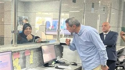 الشاذلي يتابع سير العمل بالمركز التكنولوجي لخدمة المواطنين بمحافظة السويس