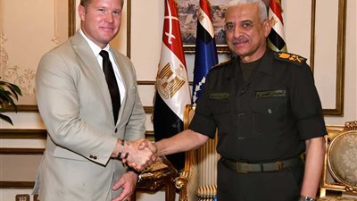 الفريق أول عبد المجيد صقر القائد العام للقوات المسلحة وزير الدفاع والإنتاج الحربى يلتقى عضو لجنة الخدمات المسلحة بمجلس الشيوخ الأمريكى