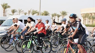 صور .. بمشاركة أكثر من خمسة آلاف شاب ..وزيرا الأوقاف والشباب والرياضة ومحافظ القاهرة يشاركون بماراثون الدراجات بالعاصمة الإدارية 