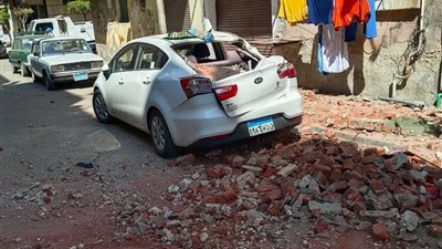 إتلاف سيارتين.. سقوط أجزاء من شرفة عقار على سيارة بمنطقة سيدي بشر بالإسكندرية 