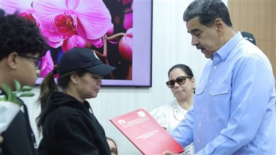 الرئيس مادورو يمنح الجنسية الفنزويلية لروبي بيريز بعد وفاته