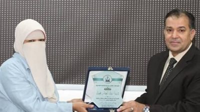 صور.. رئيس جامعة جنوب الوادى يلتقى «شيماء خيامي»