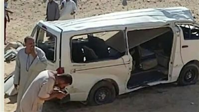 مصرع شخص وإصابة 14 آخرين في تصادم سيارتين بالسويس 