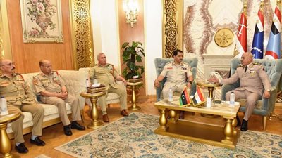 الفريق / أحمد خليفة رئيس أركان حرب القوات المسلحة يلتقى رئيس أركان القوات البرية بالجيش الليبى