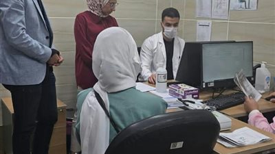 نائب مدير الرعاية الصحية بالسويس يتفقد لخدمات الطبية بوحدة 24 أكتوبر