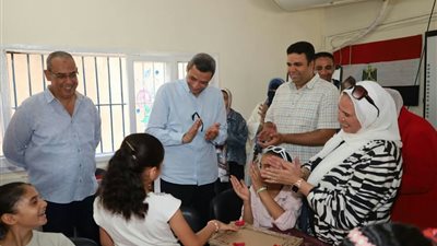 خلال زيارتة لإدارة الموهوبين .. محافظ السويس يشيد بجهود إكتشاف وتنمية المواهب