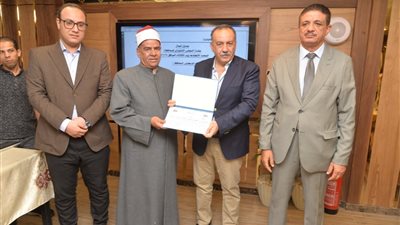 محافظ أسيوط يكرم مدير العلاقات العامة بالمنطقة الأزهرية لبلوغه سن التقاعد