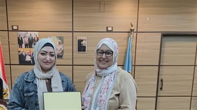 صور .. عميدة «انسانية الأزهر» تشكر فريق الكلية لتفانيهم في أداء العمل