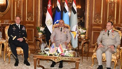 الفريق أحمد خليفة رئيس أركان حرب القوات المسلحة يلتقى قائد القيادة المركزية الأمريكية