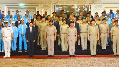 الفريق أول عبد المجيد صقر القائد العام للقوات المسلحة وزير الدفاع والإنتاج الحربى يكرم أبطال القوات المسلحة المحققين للإنجازات الرياضية المحلية والدولية   