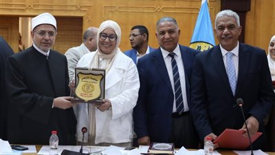 تهنئة محفوفة برائحة الورد .. «المواطن» تهنئ عميدة «الدراسات الإنسانية» لبلوغها سن المعاش