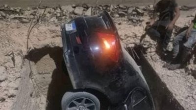 سقوط سيارة ملاكي داخل حفرة ضخمة بداخلها زوجان بحدائق أكتوبر