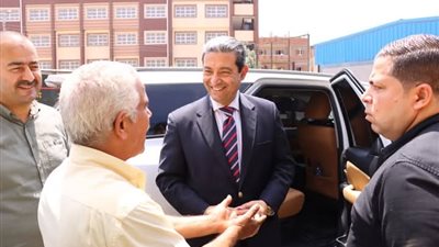 محافظ دمياط يتفقد موقف سيارات الأجرة و يستمع الى مطالب السائقين والمواطنين 