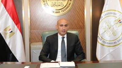 وزير التربية والتعليم يصدر قرارا وزاريا بشأن حركة بعض مديري ووكلاء المديريات التعليمية 