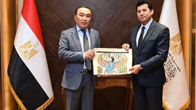 سفير كازاخستان بمصر،  يجتمع مع وزير الشباب والرياضة 