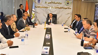 محافظ أسيوط يترأس غرفة العمليات المركزية لمتابعة انتخابات مجلس الشيوخ 