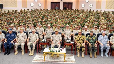 وزير الدفاع والإنتاج الحربى يلتقى بعدد من مقاتلى القوات الخاصة من المظلات والصاعقة