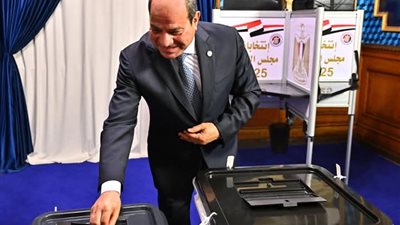 الرئيس السيسي يدلي بصوته في إنتخابات مجلس الشيوخ بمدرسة الشهيد مصطفي يسري بمصر الجديده