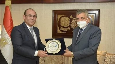 خشانة يهنيء رئيس هيئة قناة السويس علي ثقة القيادة السياسية بمد خدمتة عام أخر