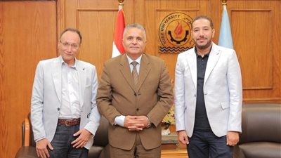 رئيس جامعة السويس يستقبل فريق المجلس الوطني للإعتماد 