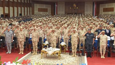 وزير الدفاع والإنتاج الحربى يلتقى بعدد من مقاتلى المنطقة الغربية العسكرية