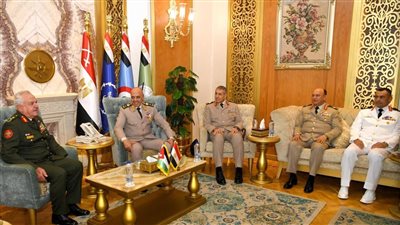 وزير الدفاع ورئيس الأركان يلتقيان نظيرهما الأردني لبحث التعاون العسكري