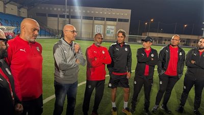وليد درويش يحفز لاعبي المنتخب قبل انطلاق المران الأول في أبها 