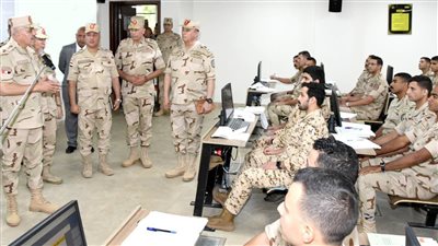 الفريق أحمد خليفة يتفقد المنظومة التعليمية بالمعاهد العسكرية 