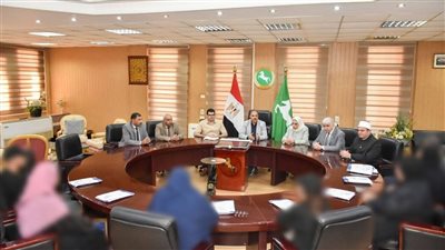 محافظ الشرقية يسلّم مساعدات مالية لأسر ضحايا ومصابي انهيار عقارين بالزقازيق