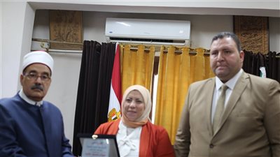 محمود التراس يكرم أوائل طلبة 