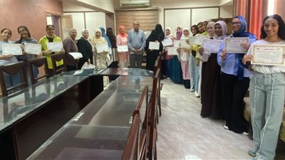 تعليم السويس تكرم توجيه الإقتصاد المنزلي لحصوله على المركز الأول جمهوياً
