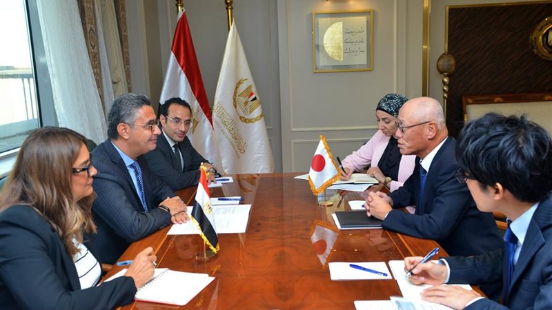  وزير التموين مع
