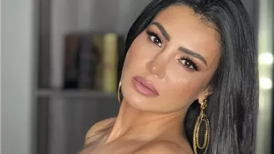 تألق الفنانة دينا فؤاد بعد حصولها على جائزة أفضل فنانة للموسم الرمضاني