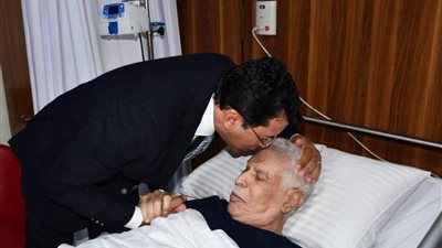 زيارة الدكتور أشرف صبحي وزير الشباب والرياضة للكابتن حسن شحاتة