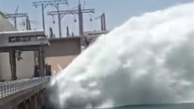 درع الحماية لمصر : السد العالي يفتح بواباته لمواجهة الفيضانات 