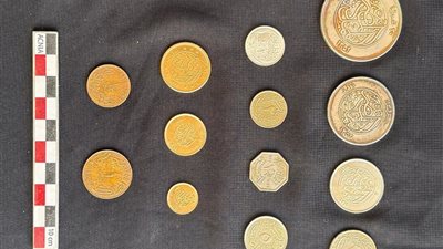 اكتشاف كبسولة رصاصية نادرة تحتوي علي مجموعة عملات تاريخية في حي الإسكندرية 