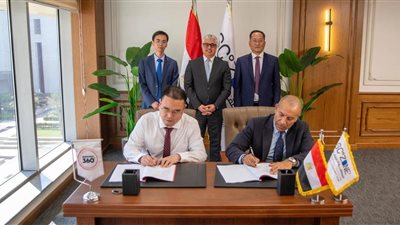 رئيس إقتصادية قناة السويس يشهد توقيع عقود جديدة للتنمية الصناعية لجذب الاستثمارات  