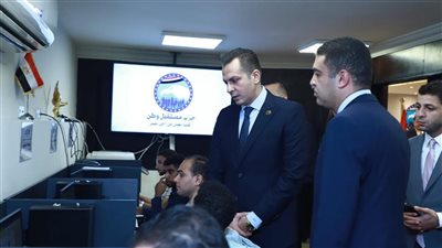 أحمد عبد الجواد يتفقد غرفة عمليات 