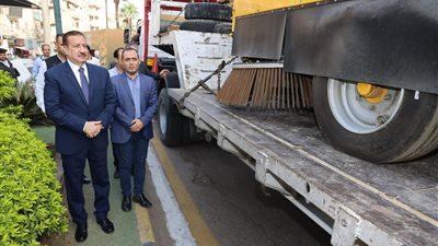 محافظ المنوفية يشهد توريد سيارات مكنسية جديدة لدعم منظومة النظافة بالمحافظة 