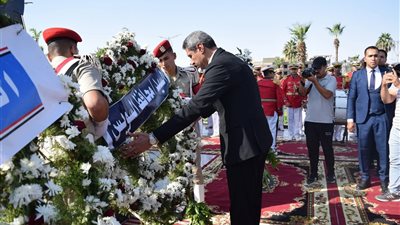 قادة السويس يضعون أكاليل الزهور على النصب التذكاري بزكري انتصارات 24 أكتوبر 