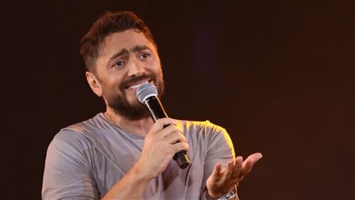بشعار كامل العدد.. تامر حسني يشعل حفله في جامعة بدر 