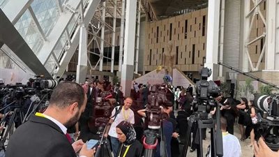تجهيزات احتفالية افتتاح المتحف المصري الكبير: تمثال رمسيس الثاني والقطع الأثرية 