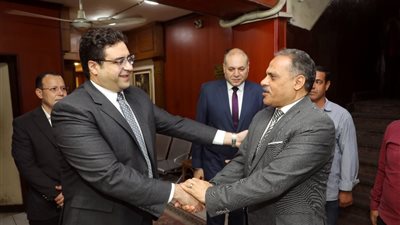 محافظ الشرقية يزور المحامي العام لنيابات جنوب الزقازيق الكلية لتهنئته بمنصبه الجديد 