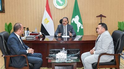 محافظ الشرقية يلتقي رئيسي مركزي مشتول السوق وكفر صقر 