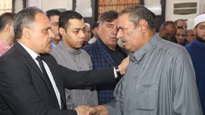 محافظ الشرقية يشهد تشييع جثمان صلاح سالم ويقدم واجب العزاء 