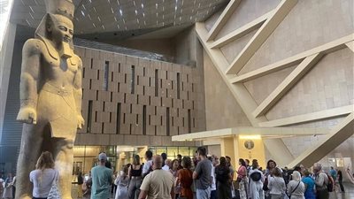 توافد عدد كبير من الجمهور المصريين والأجانب علي المتحف المصري الكبير 
