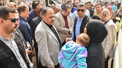 محافظ الشرقية يتفقد القافلة الطبية المجانية بمدينة القنايات ويستجيب لطلبات المواطنيين 