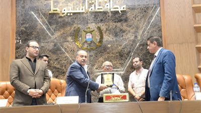 محافظ أسيوط يكرم الدكتور حسن يونس أستاذ الهندسة تقديرًا لإسهاماته في التطوير 