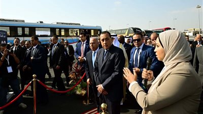 رئيس الوزراء يتفقد أول أتوبيس برمائي يتم الاتفاق على تصنيعه محليا في مصر 